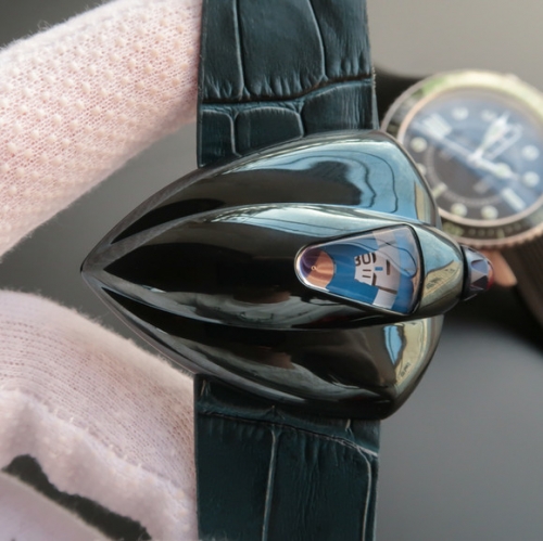 星际迷航》VSDeBethune腕表设计师以《星际迷航》（StarTrek）中的宇宙飞船为灵感发想，打造了视觉冲击力的表壳设计，皮表带，男士手表，自动机械机芯，透底