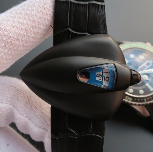 星际迷航》VSDeBethune腕表设计师以《星际迷航》打造了视觉冲击力的表壳设计，皮表带，男士手表，自动机械机芯，透底